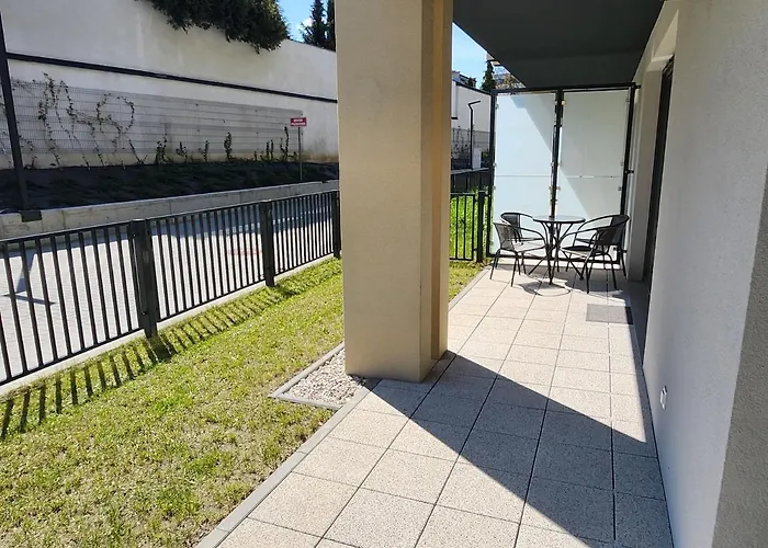 Dwa Jelonki, Ul Sciegiennego, Centrum, Garaz, Ogrodek